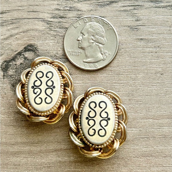 Vintage Gold Tone Etched Oval Clip-On Earrings - Picture 5 of 6